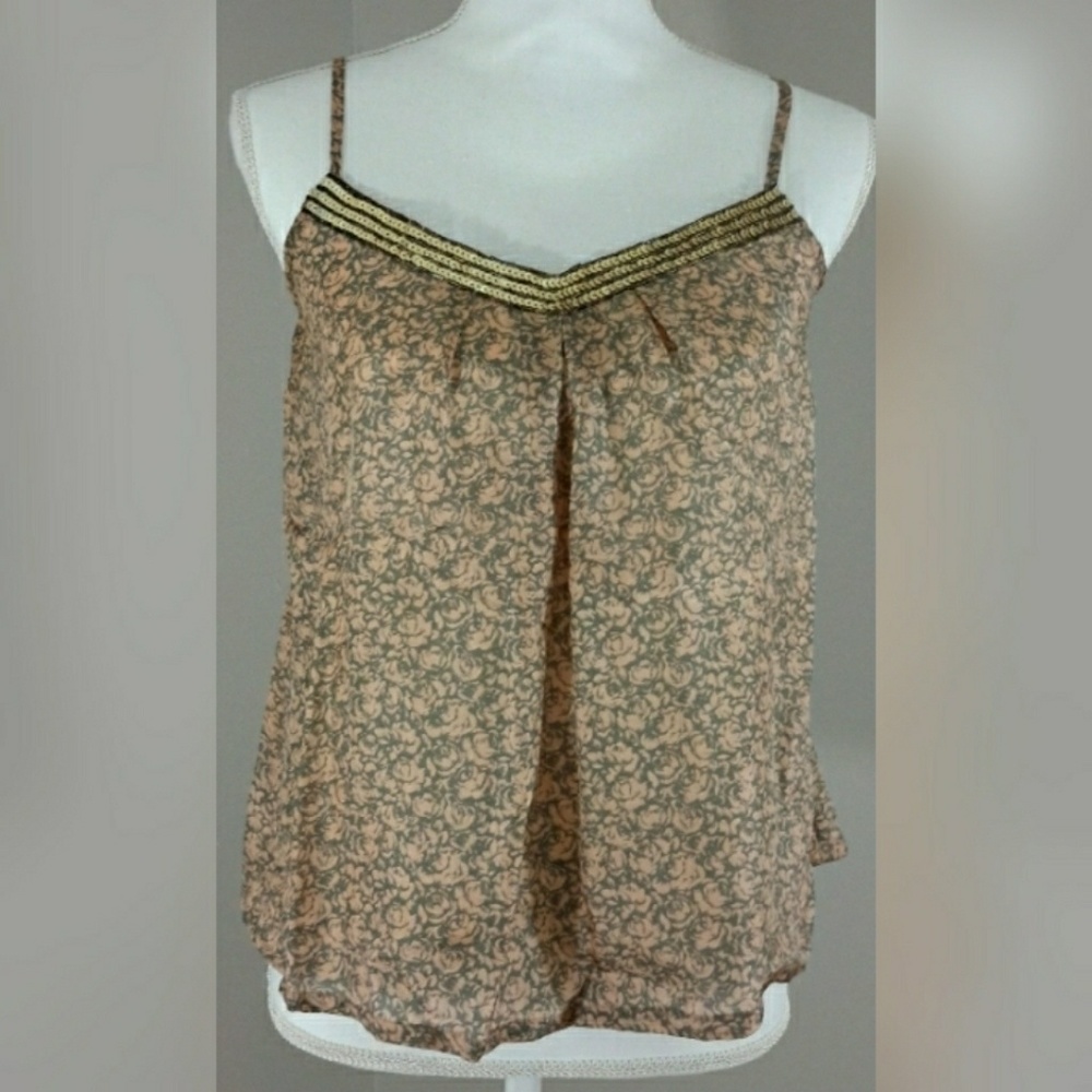 Sequenced neckline top